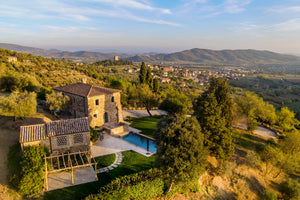 Newly renovated luxury villa near Cortona offering breathtaking views of Lago Trasimeno in Umbria