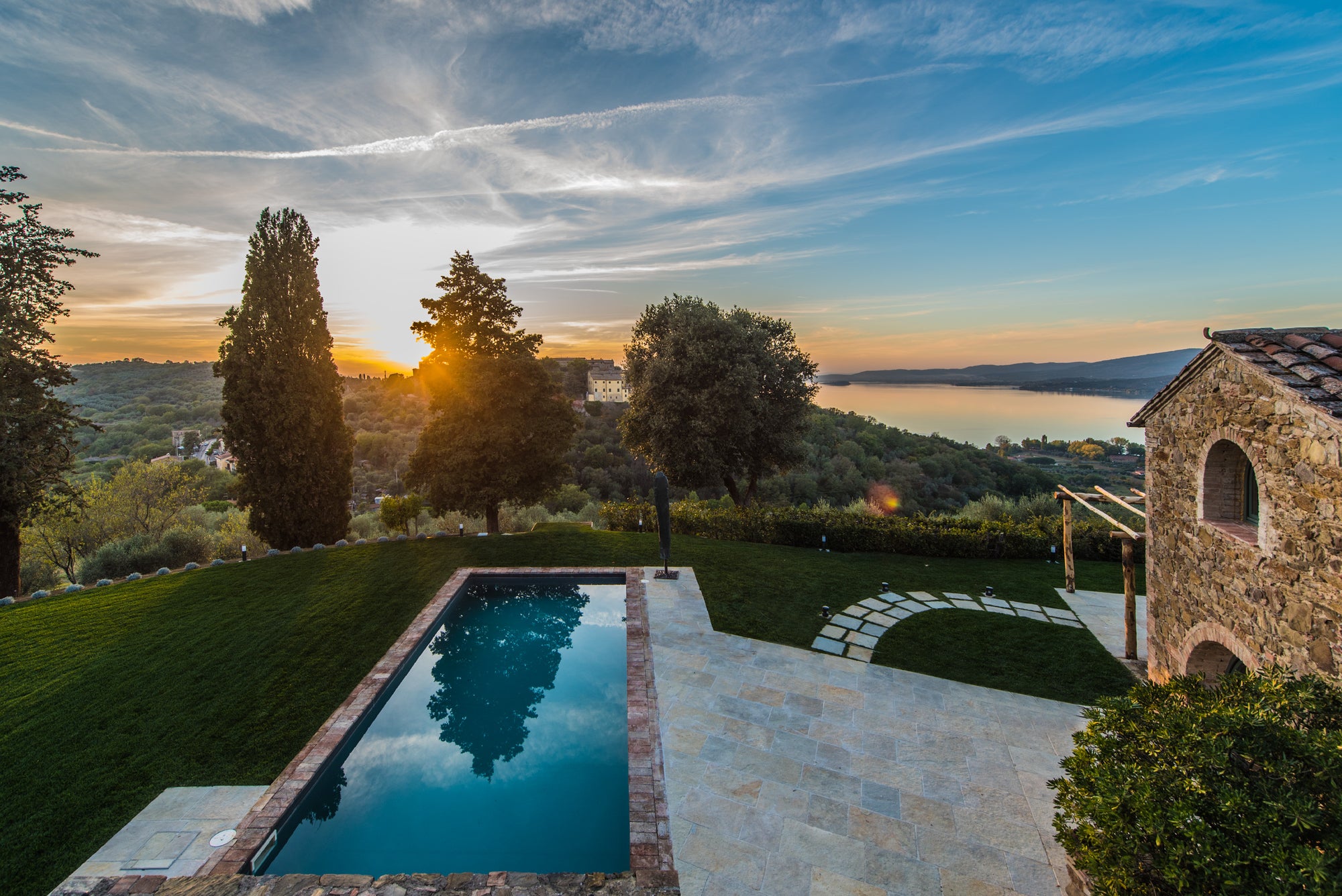 luxury villa overlooking lago Trasimeno