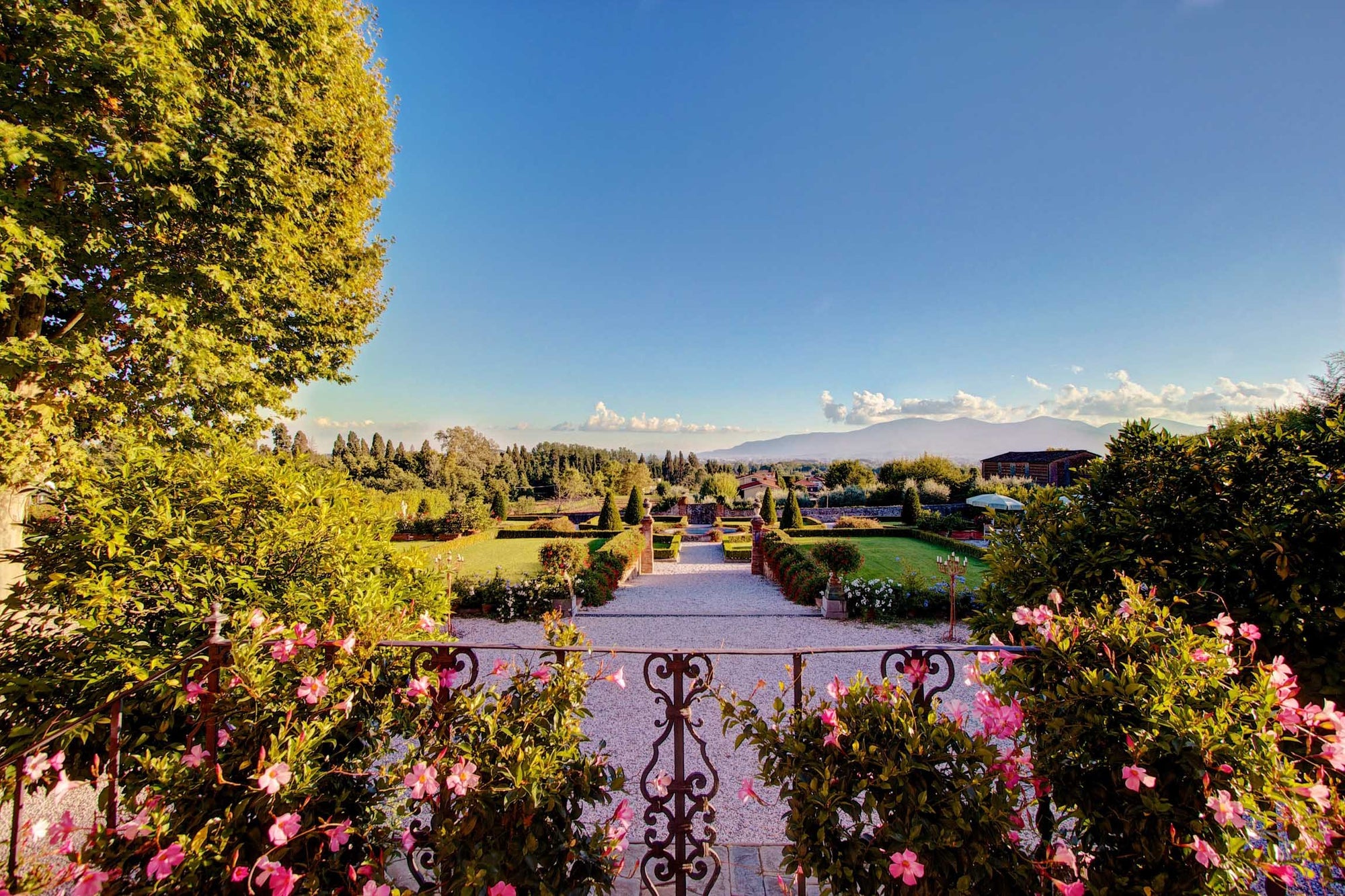 Villa Rosa di Daniela - lovely Lucca villa - 16 bedrooms - sleeps up to 32
