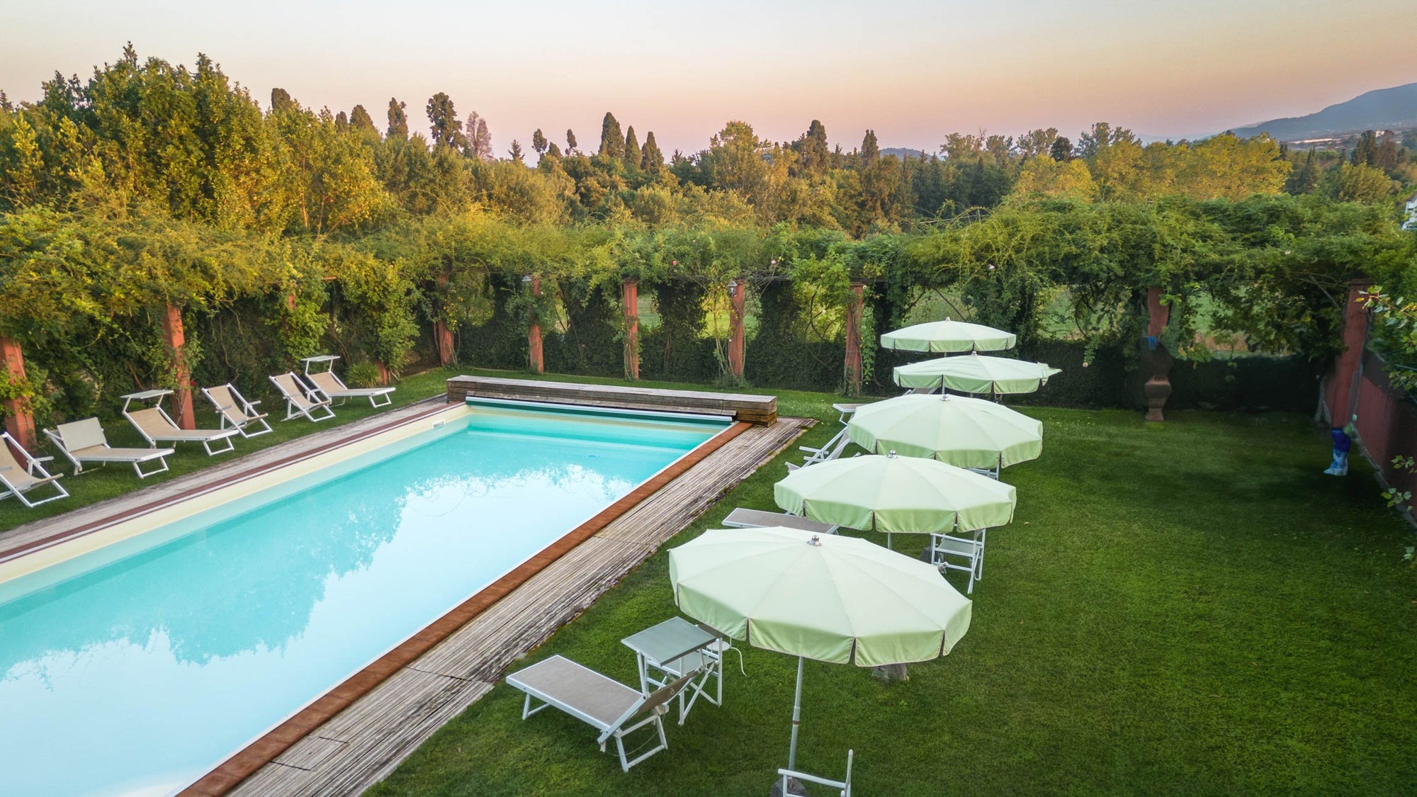 Villa Rosa di Daniela - lovely Lucca villa - 16 bedrooms - sleeps up to 32