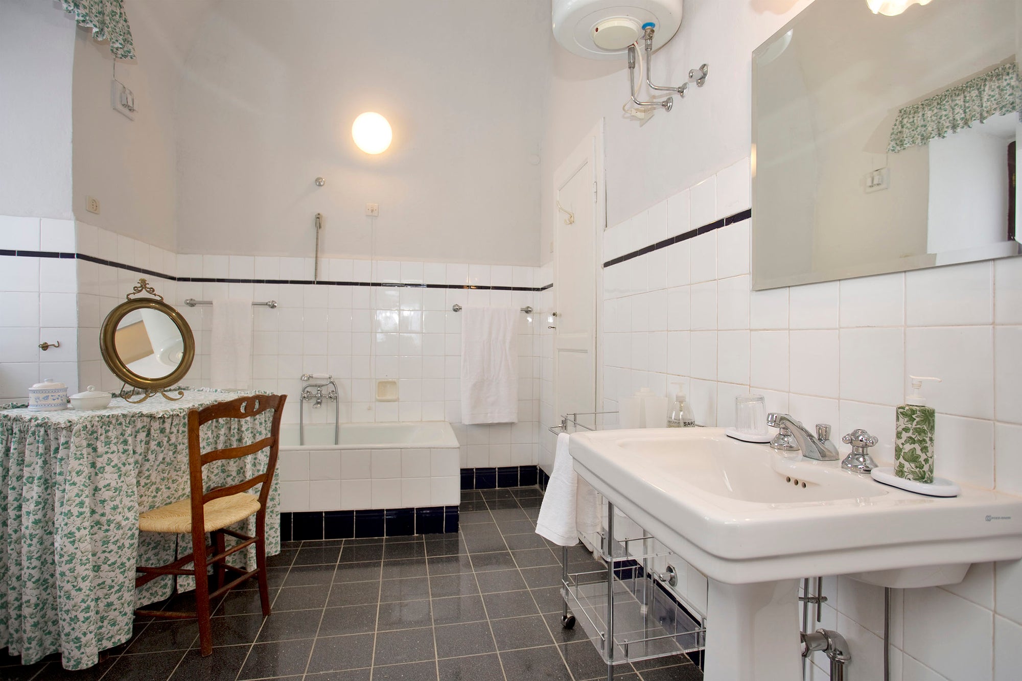 Montegemoli, Villa sleep up to 14, 7 bedrooms 4 bathrooms near bolghieri wine region,