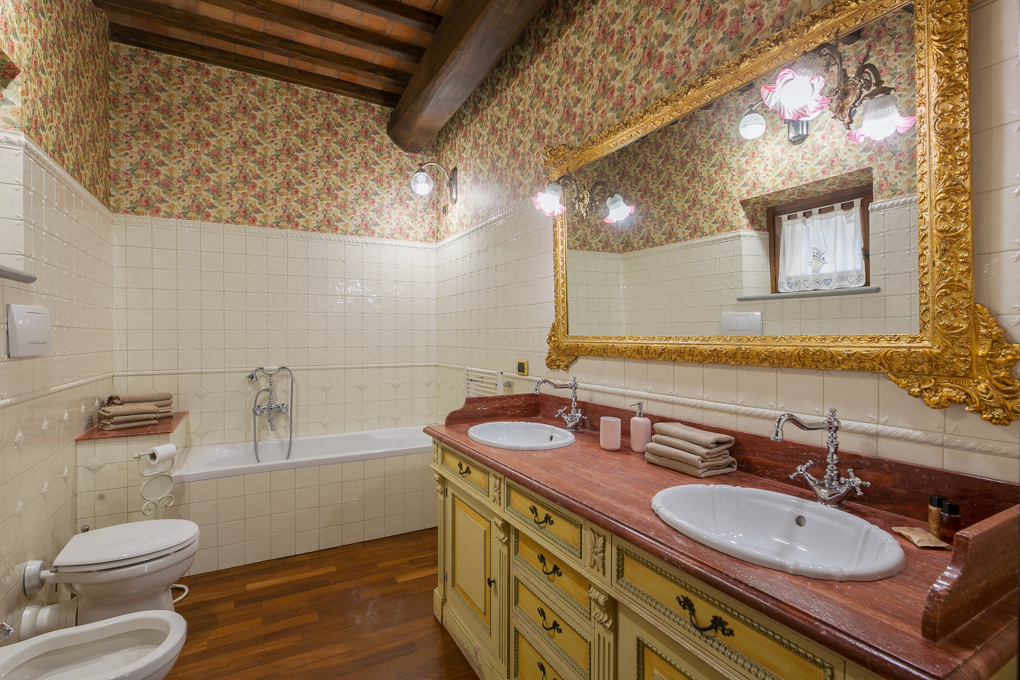 Villa Leona - High end villa near Cortona sleeps 16