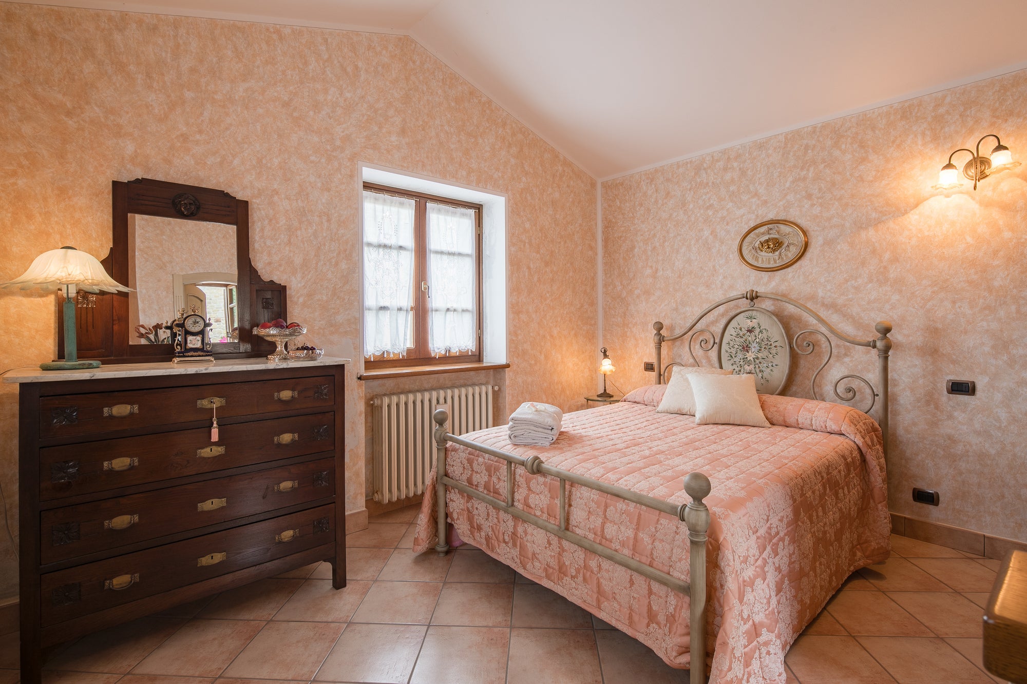 Luna - views onto Cortona - sleeps up to 8 ; 4 bedrooms