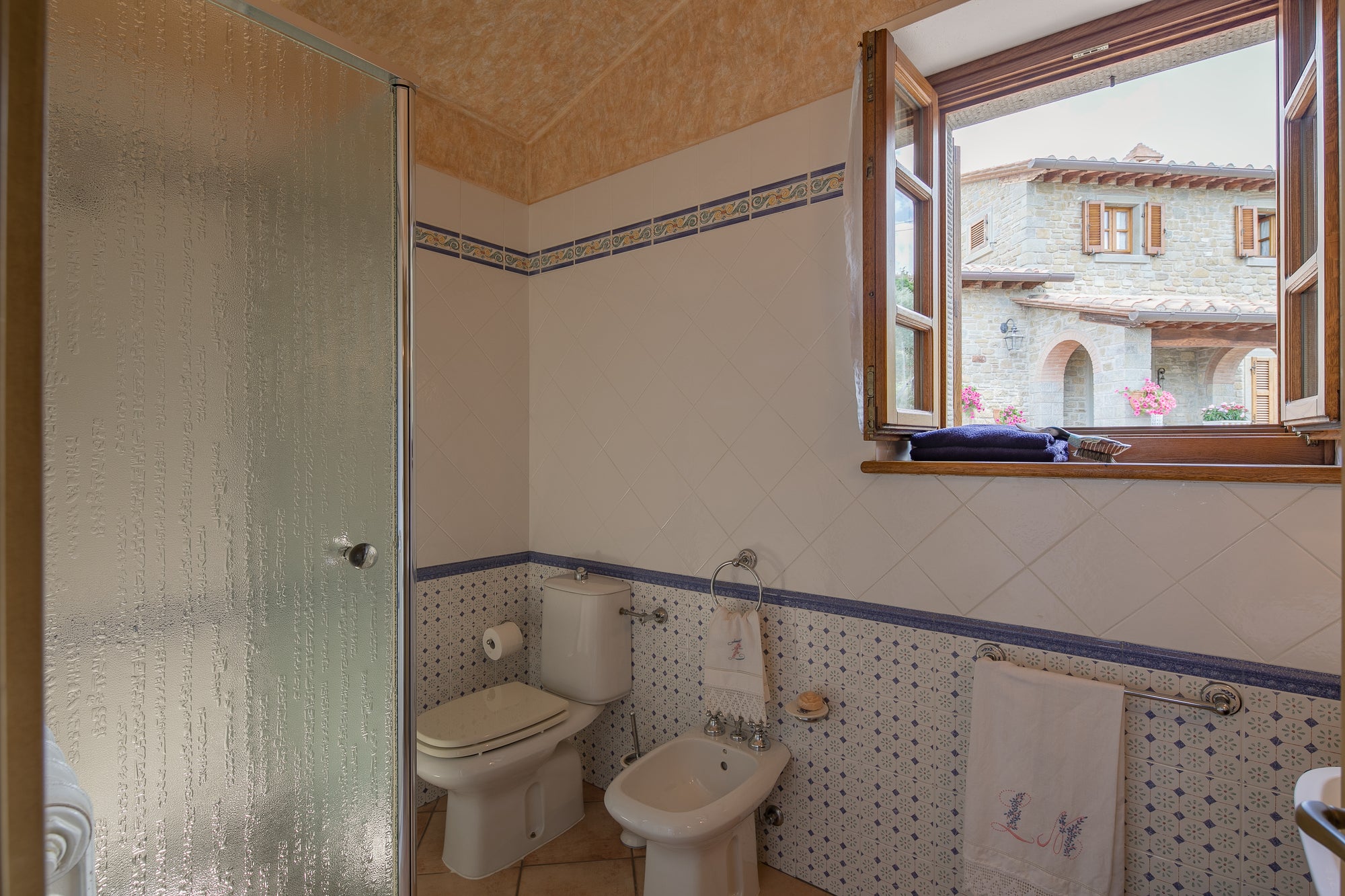 Luna - views onto Cortona - sleeps up to 8 ; 4 bedrooms