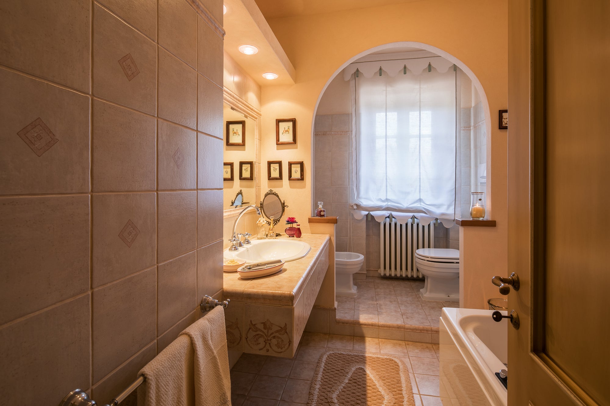 Luna - views onto Cortona - sleeps up to 8 ; 4 bedrooms