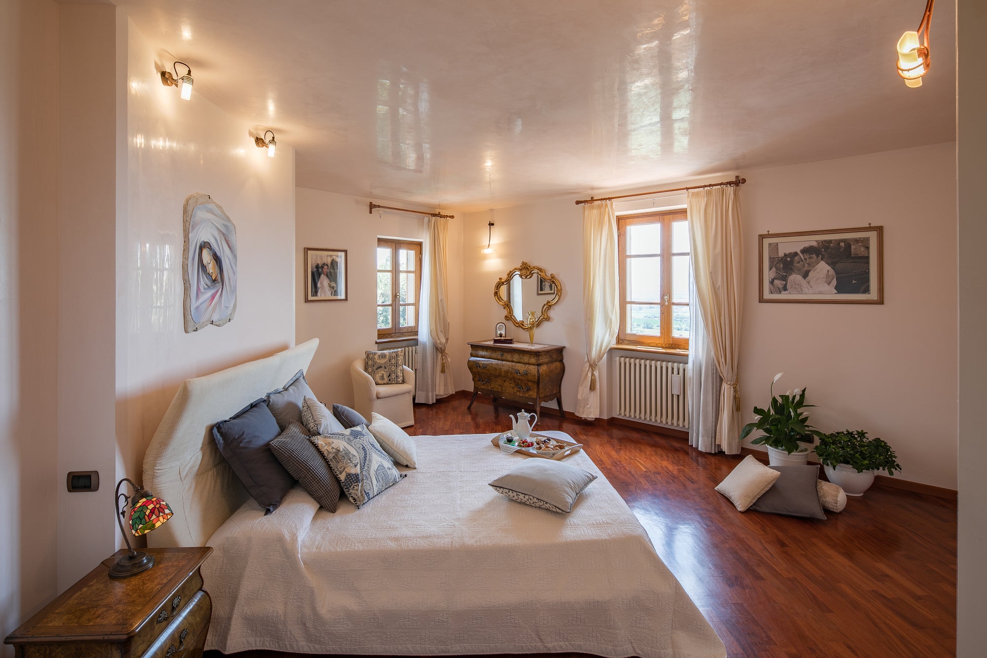 Luna - views onto Cortona - sleeps up to 8 ; 4 bedrooms