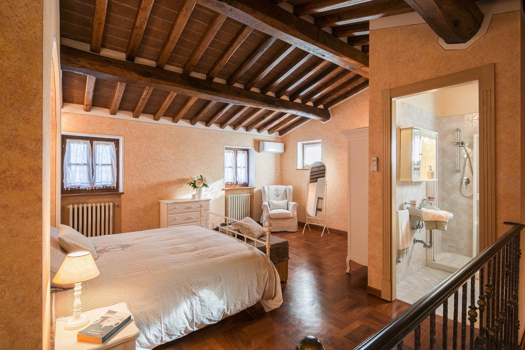 Luna - views onto Cortona - sleeps up to 8 ; 4 bedrooms