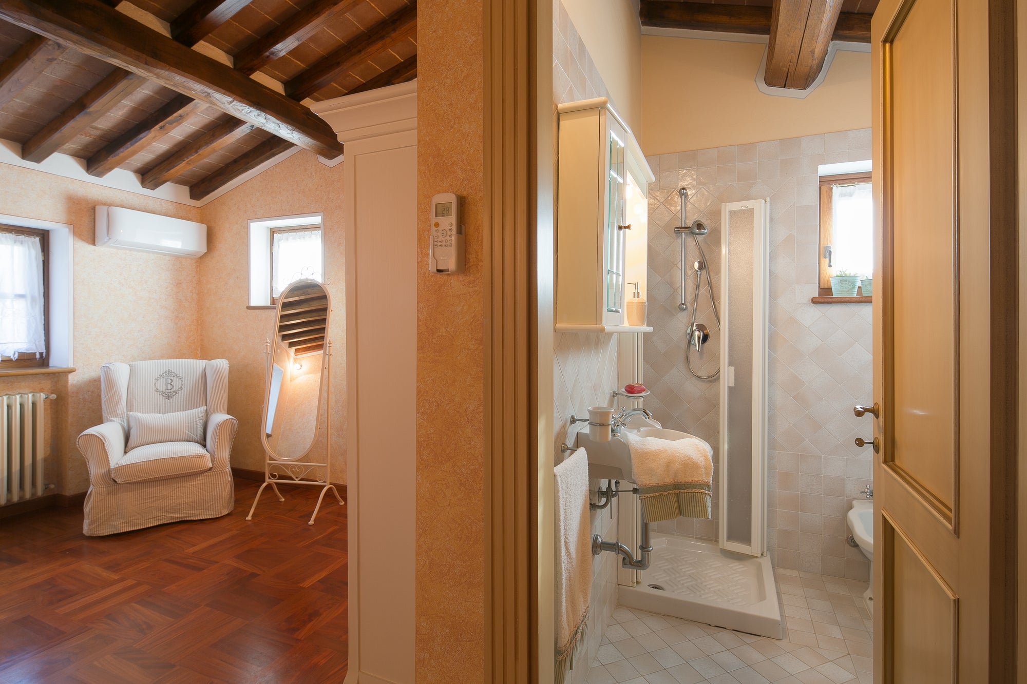 Luna - views onto Cortona - sleeps up to 8 ; 4 bedrooms