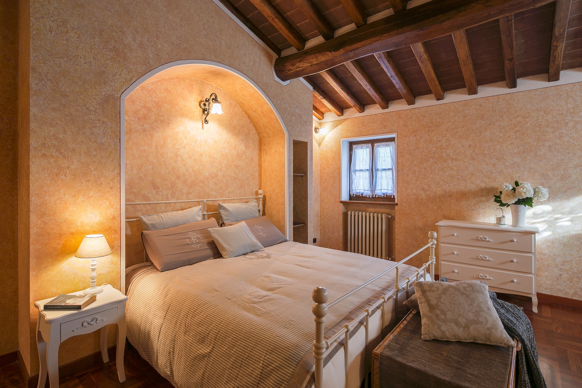 Luna - views onto Cortona - sleeps up to 8 ; 4 bedrooms