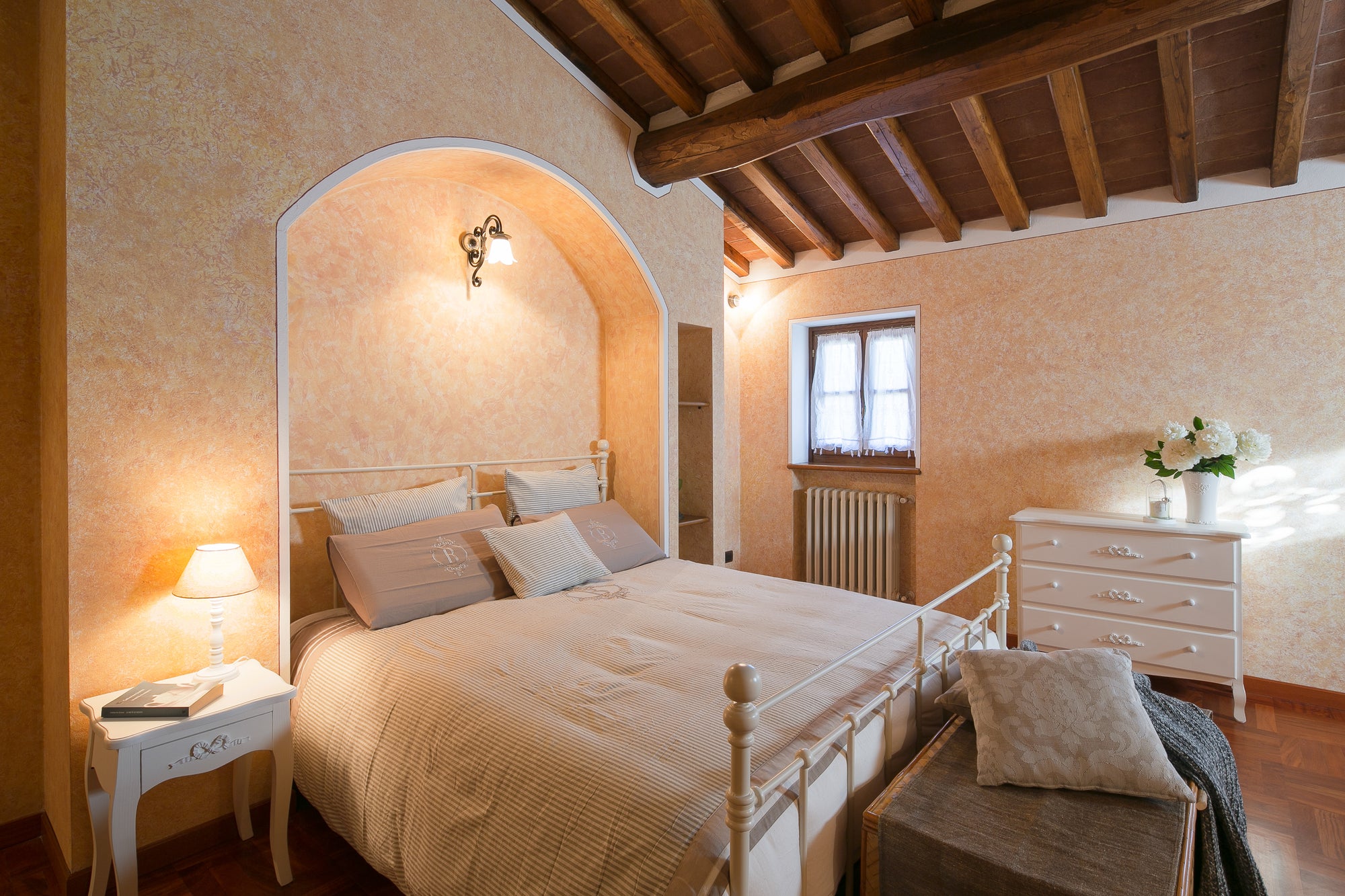 Luna - views onto Cortona - sleeps up to 8 ; 4 bedrooms