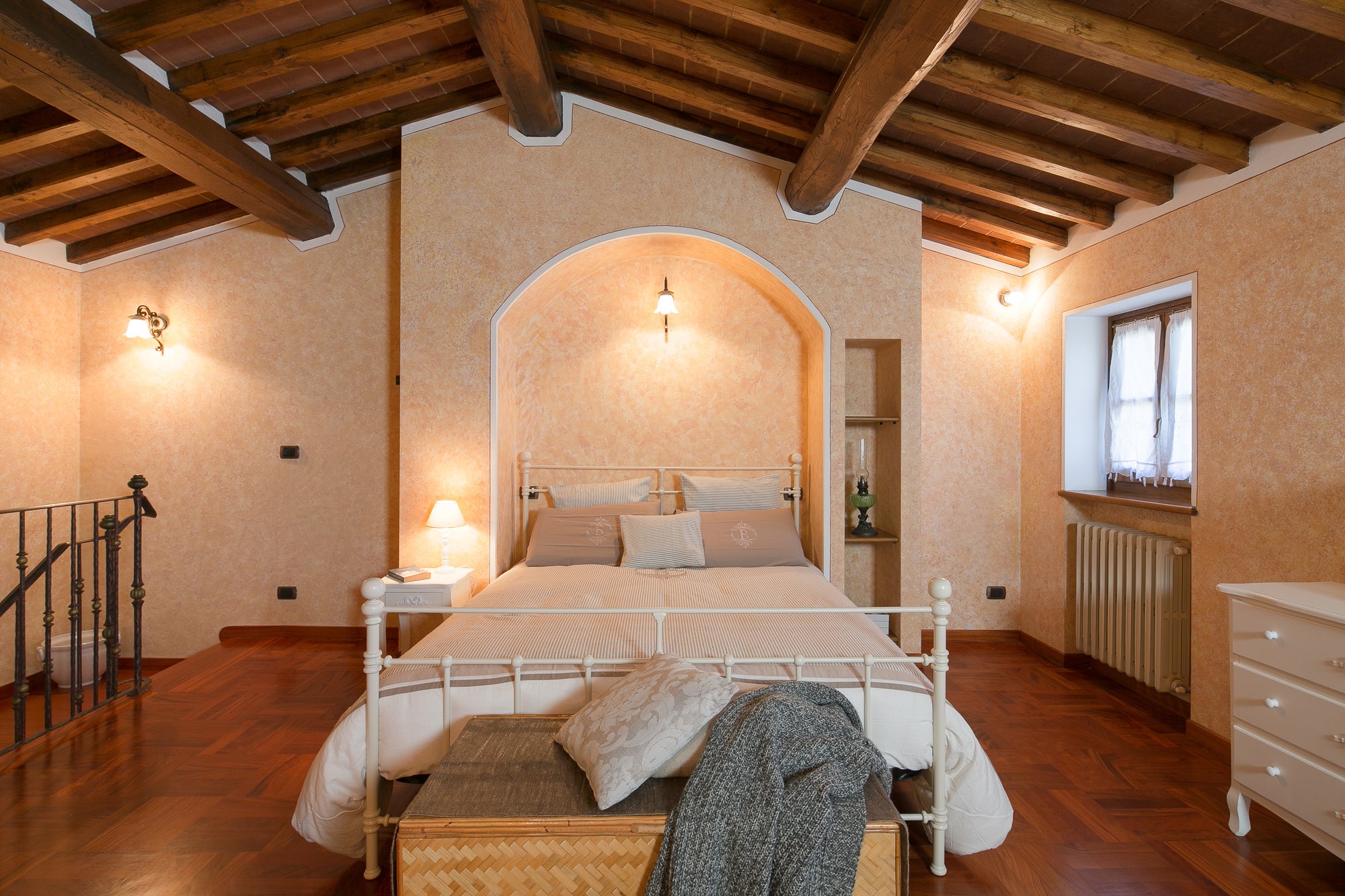 Luna - views onto Cortona - sleeps up to 8 ; 4 bedrooms