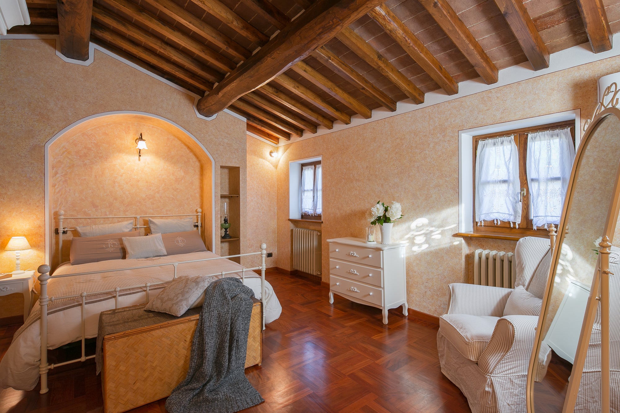 Luna - views onto Cortona - sleeps up to 8 ; 4 bedrooms