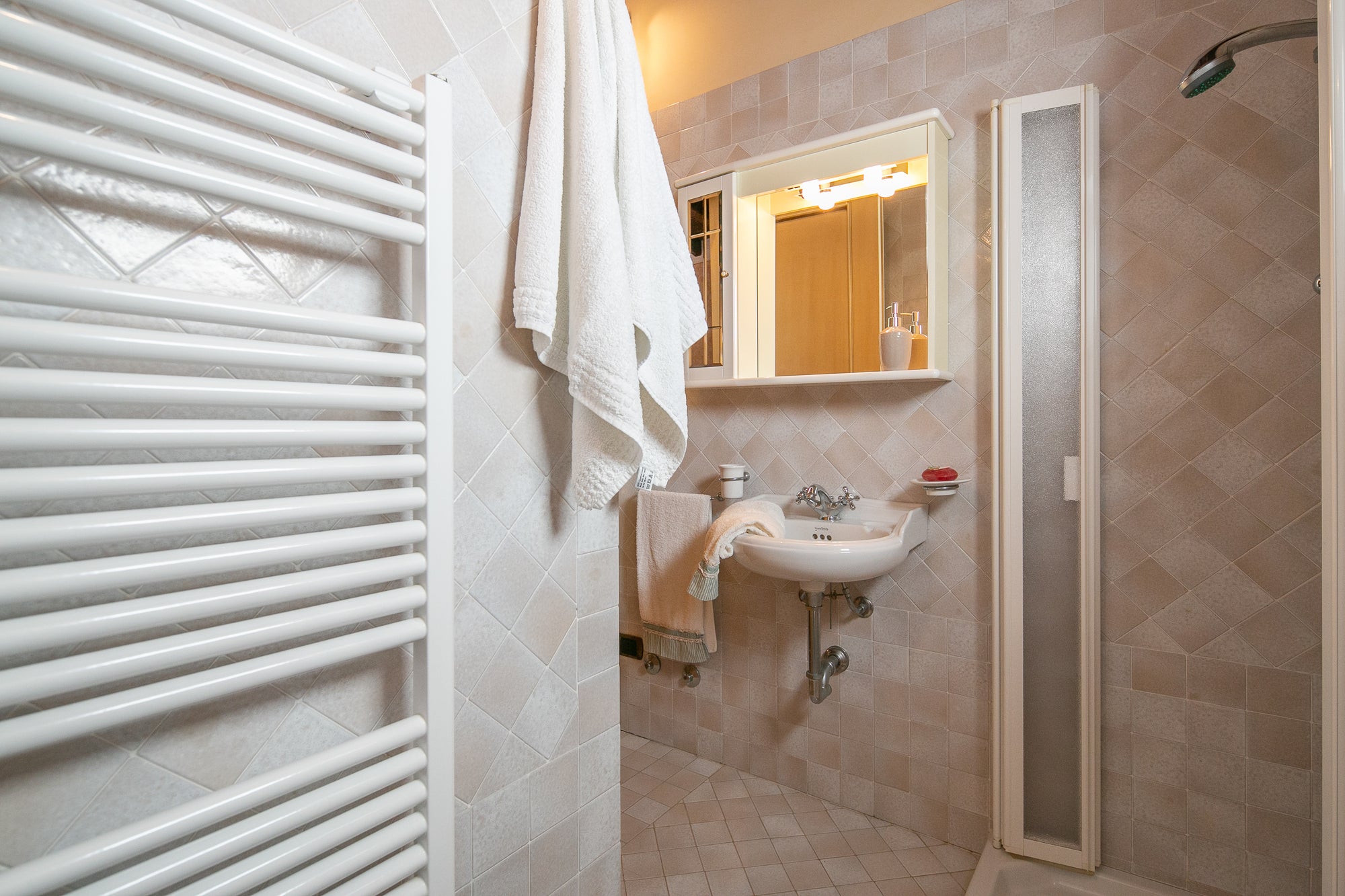 Luna - views onto Cortona - sleeps up to 8 ; 4 bedrooms