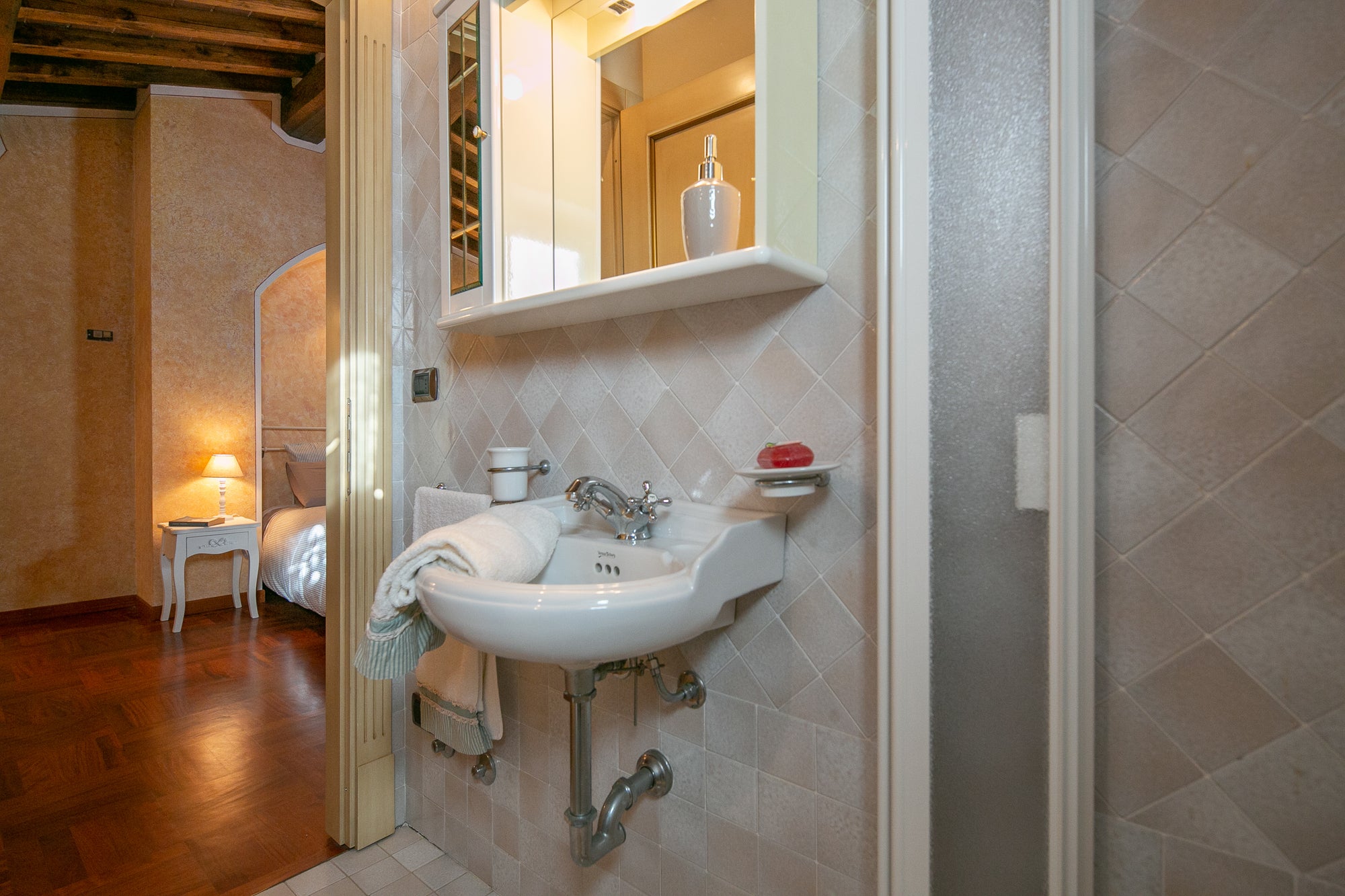 Luna - views onto Cortona - sleeps up to 8 ; 4 bedrooms