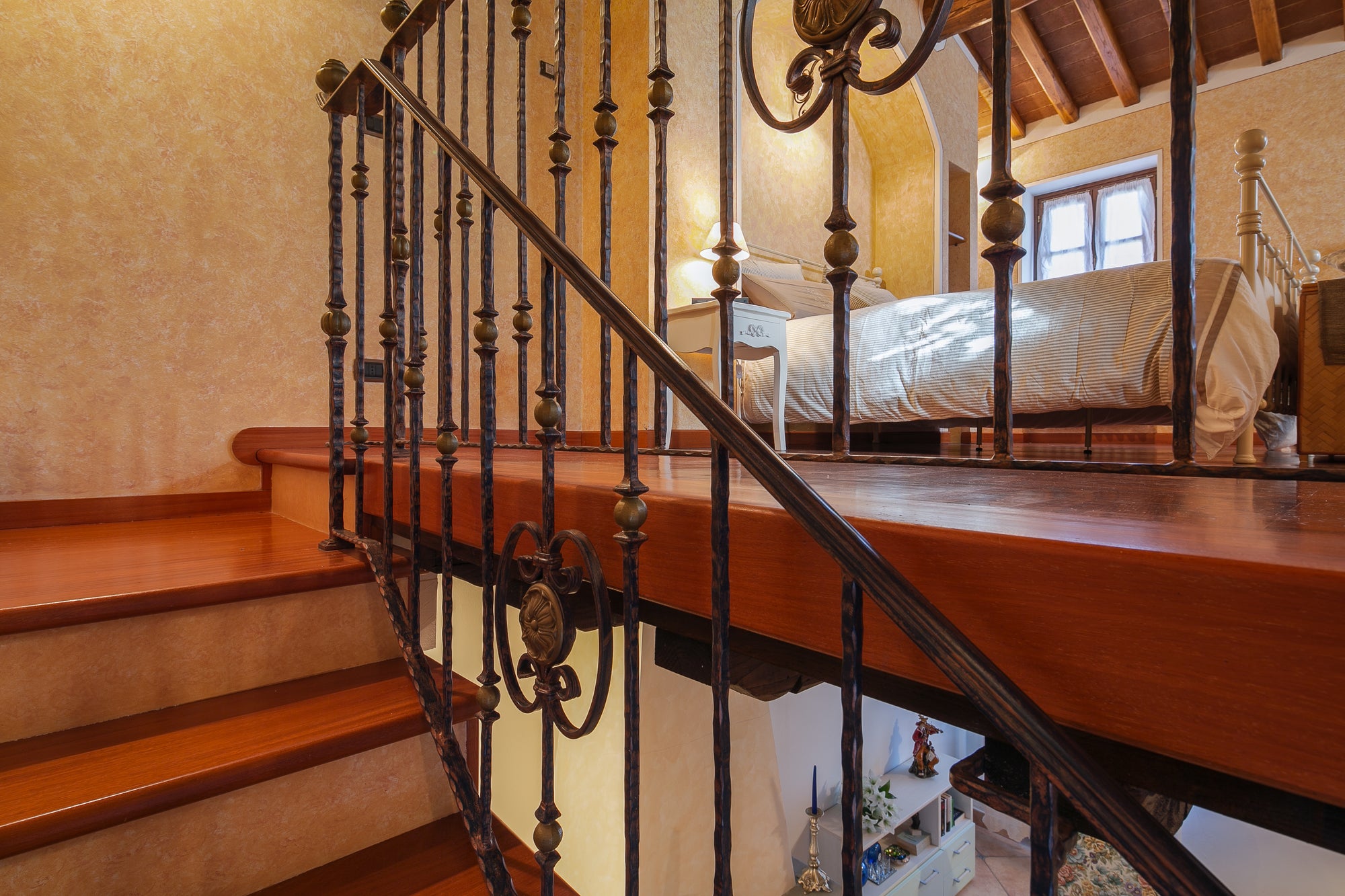 Luna - views onto Cortona - sleeps up to 8 ; 4 bedrooms