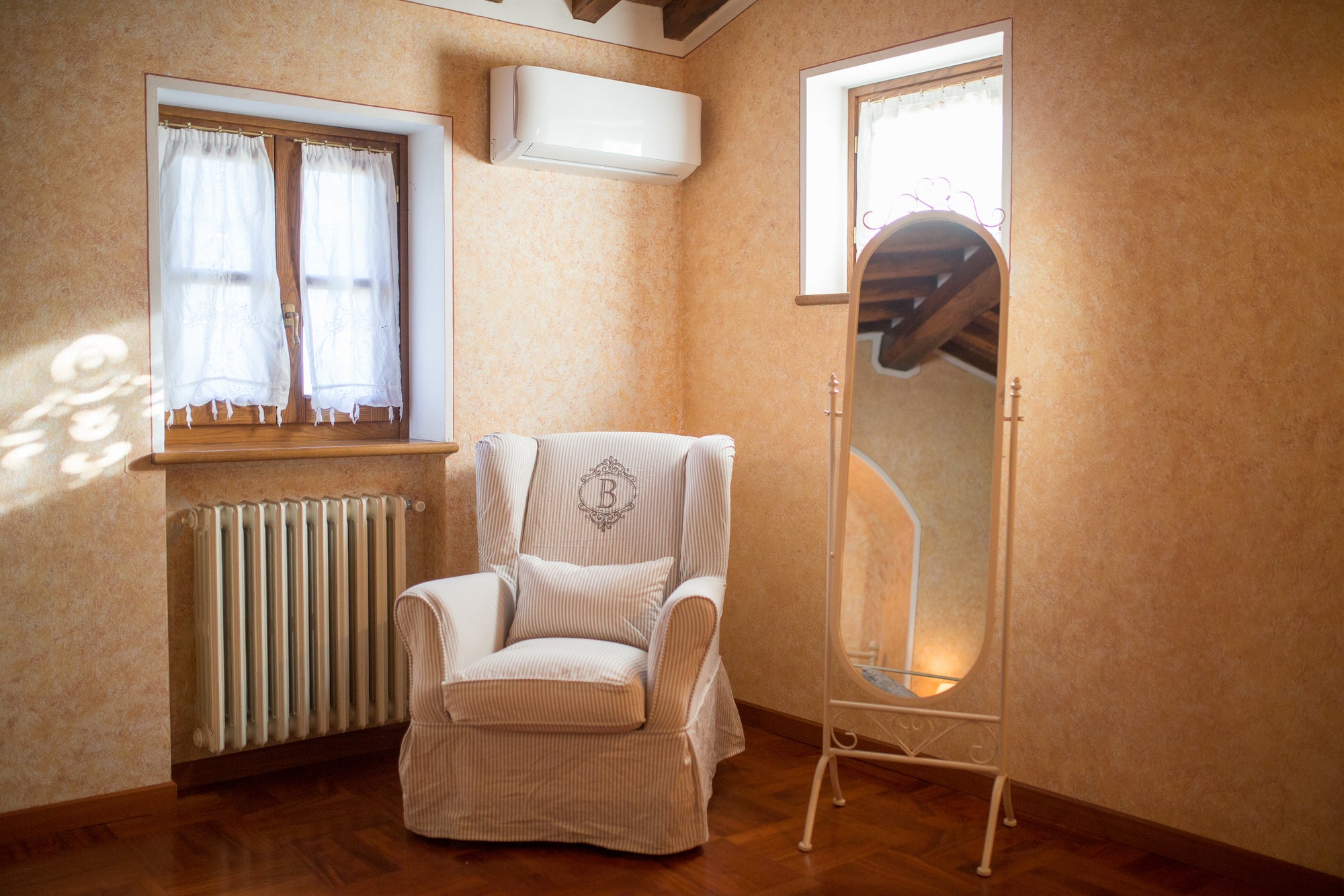 Luna - views onto Cortona - sleeps up to 8 ; 4 bedrooms