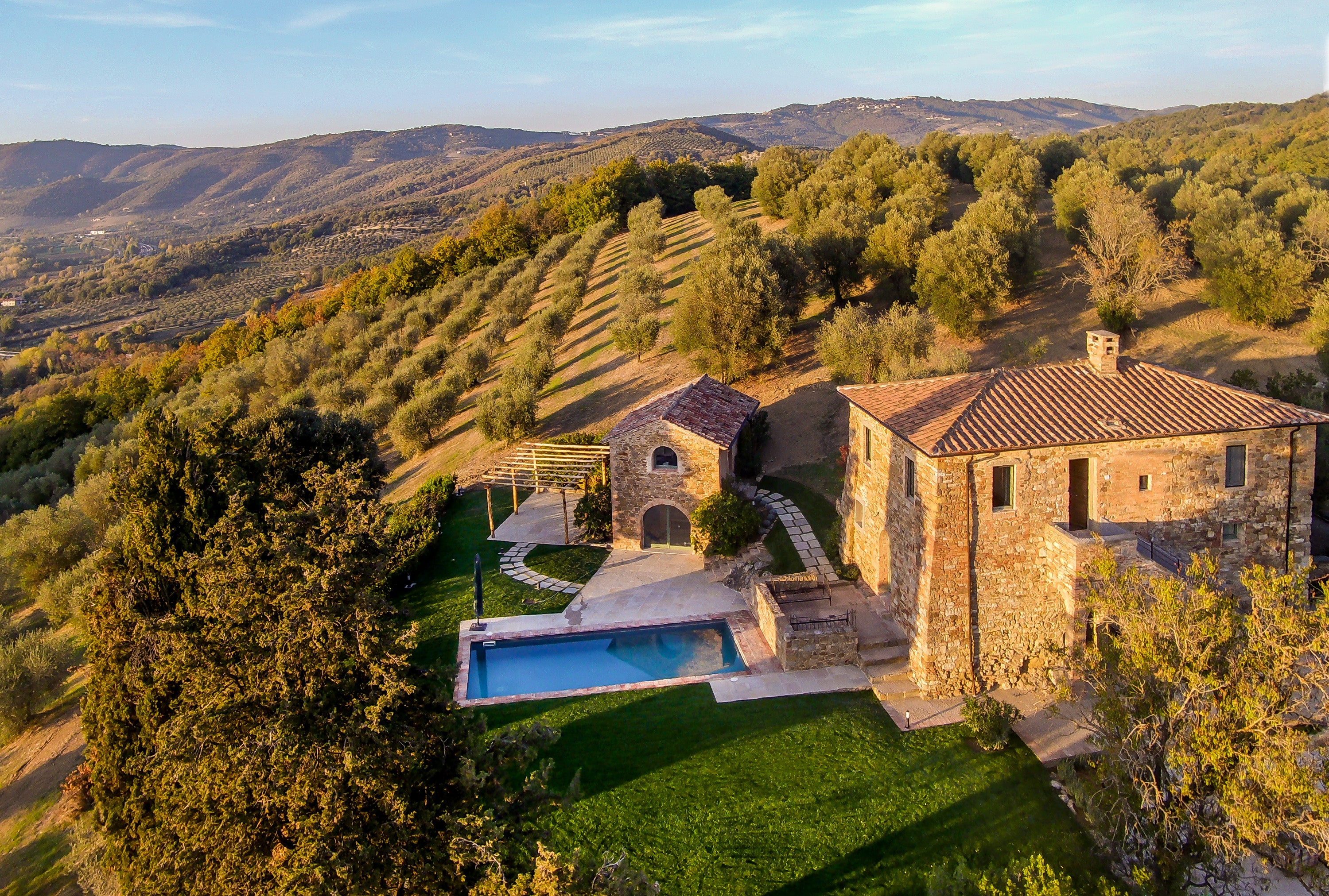 Newly renovated luxury villa near Cortona offering breathtaking views of Lago Trasimeno in Umbria