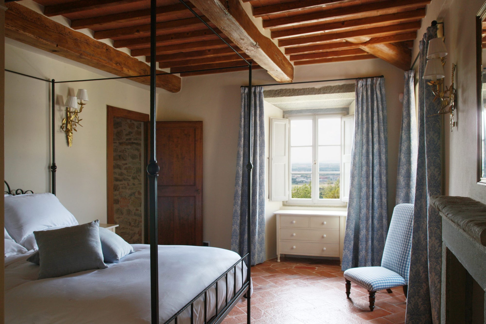 luxury villa by Cortona, bedroom