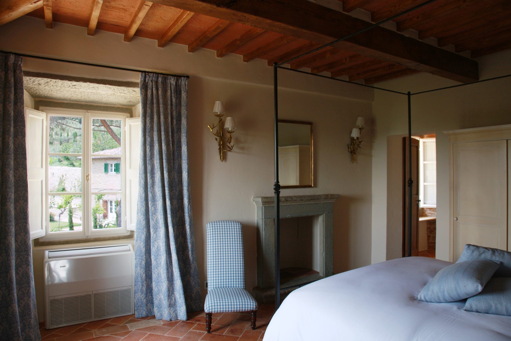 luxury villa by Cortona, bedroom