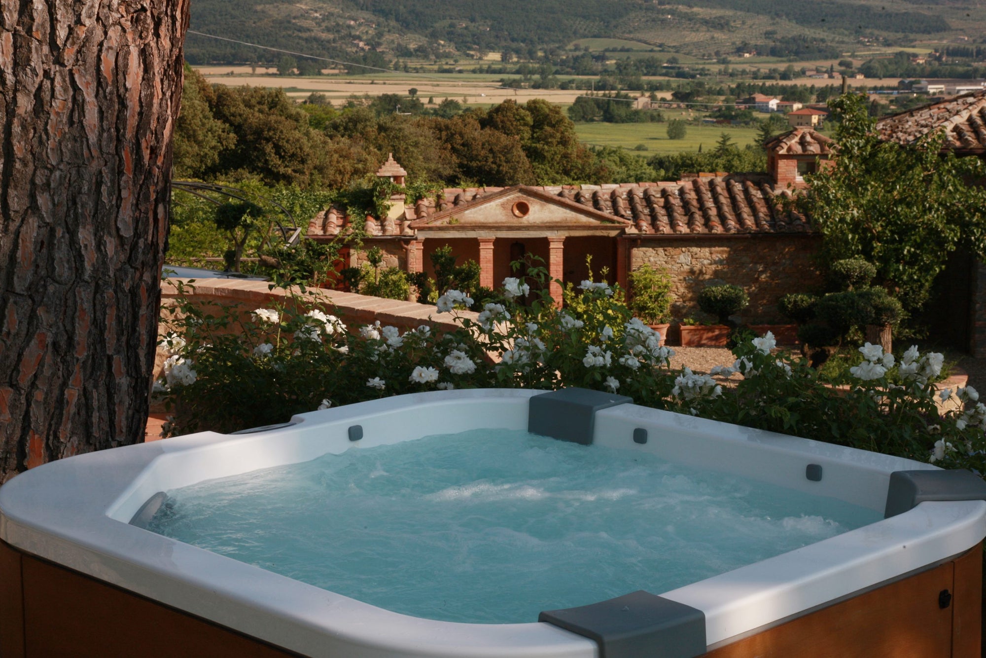 luxury villa by Cortona, hot tub with vies