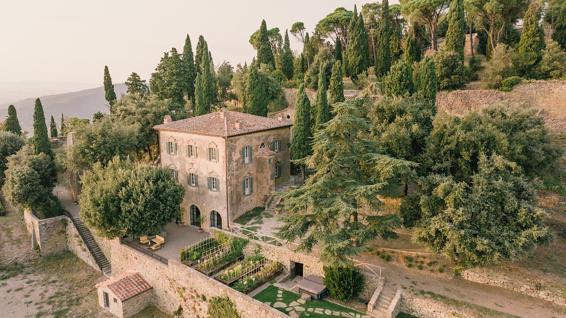 Palazzo Cortona - luxury villa in town, 7 bedrooms, 7 bathrooms