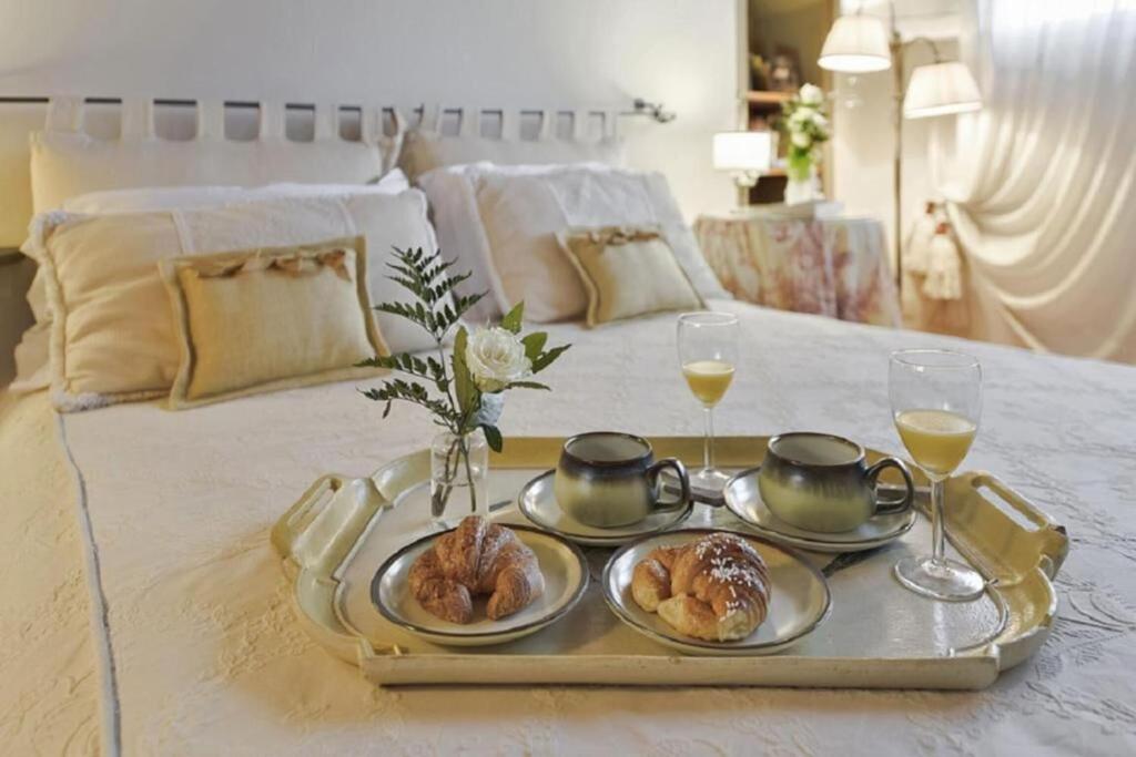 Florence Vista - sleeps 4 - terrace with stunning Florence rooftop views