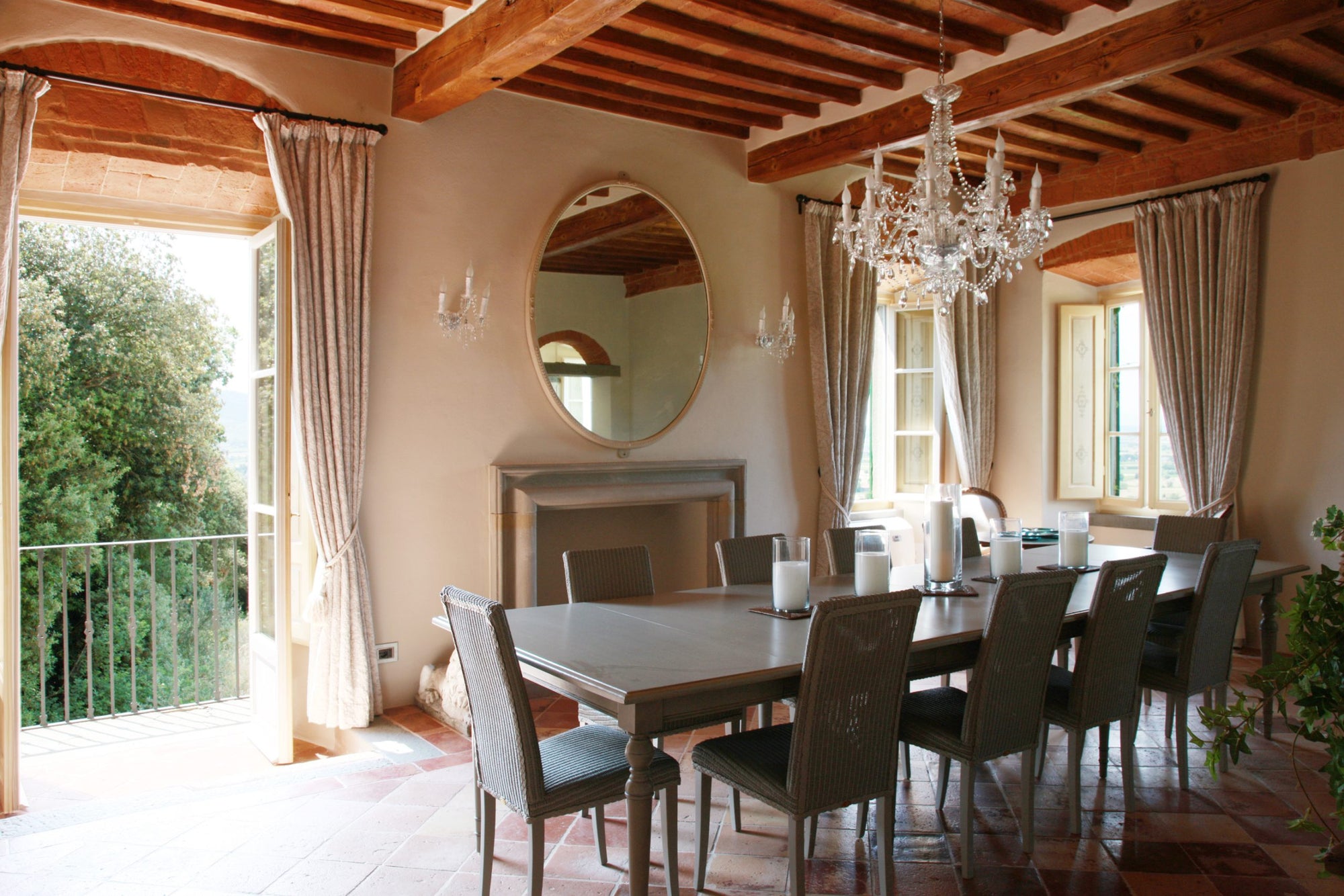 luxury villa by Cortona, dining room