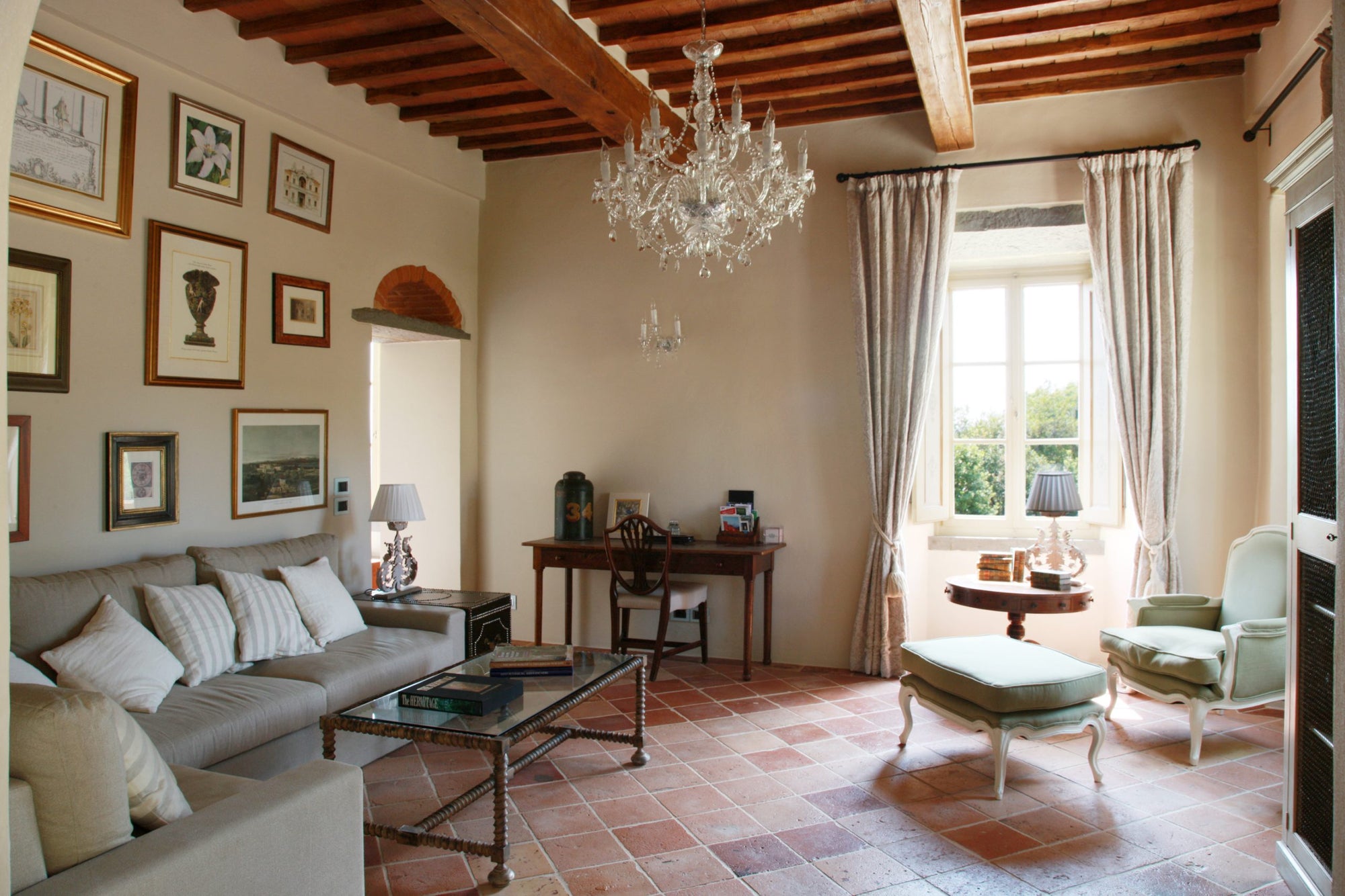 luxury villa by Cortona, living room 