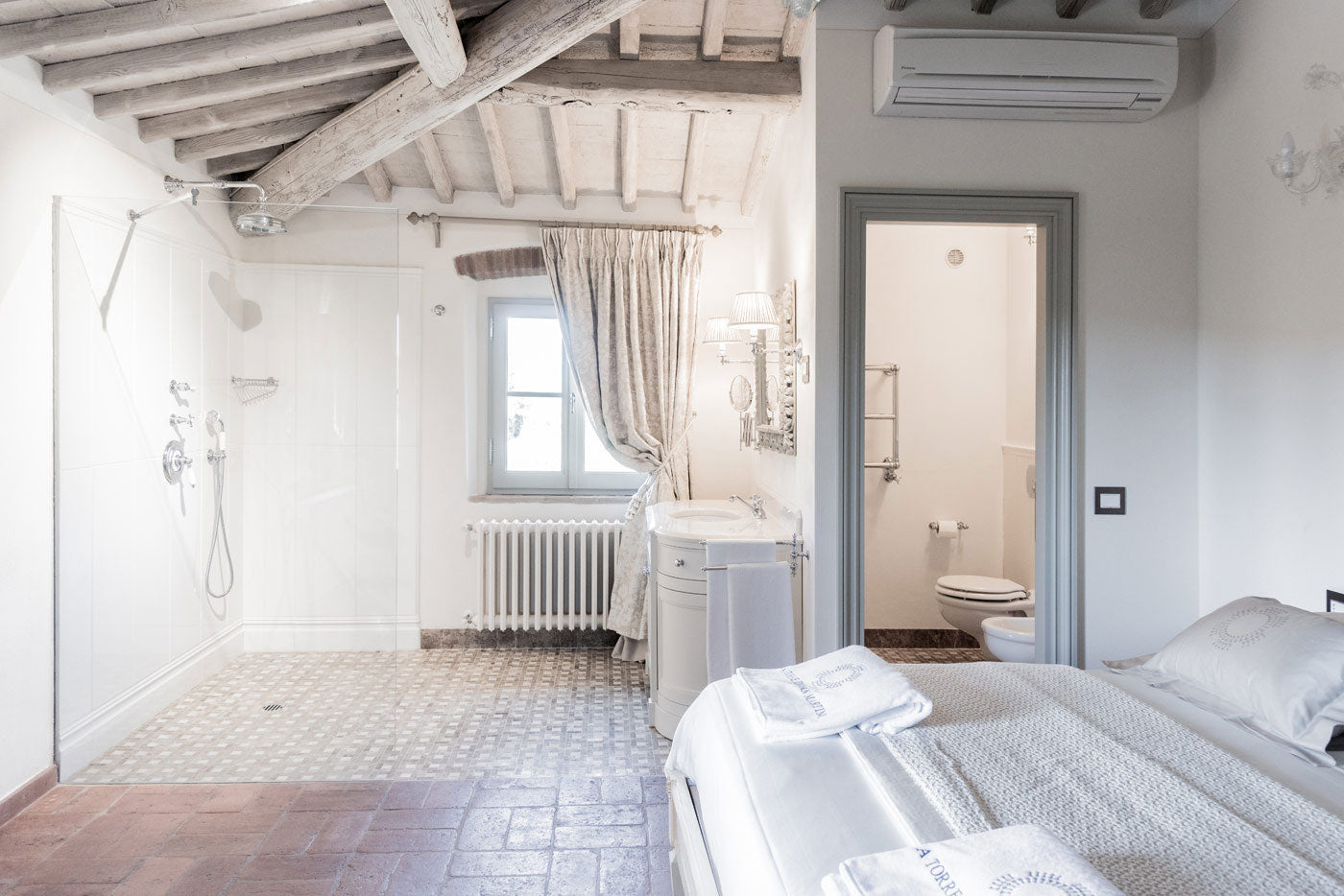 CentoCinquanta - luxury villa in Chianti, sleeps up to 16