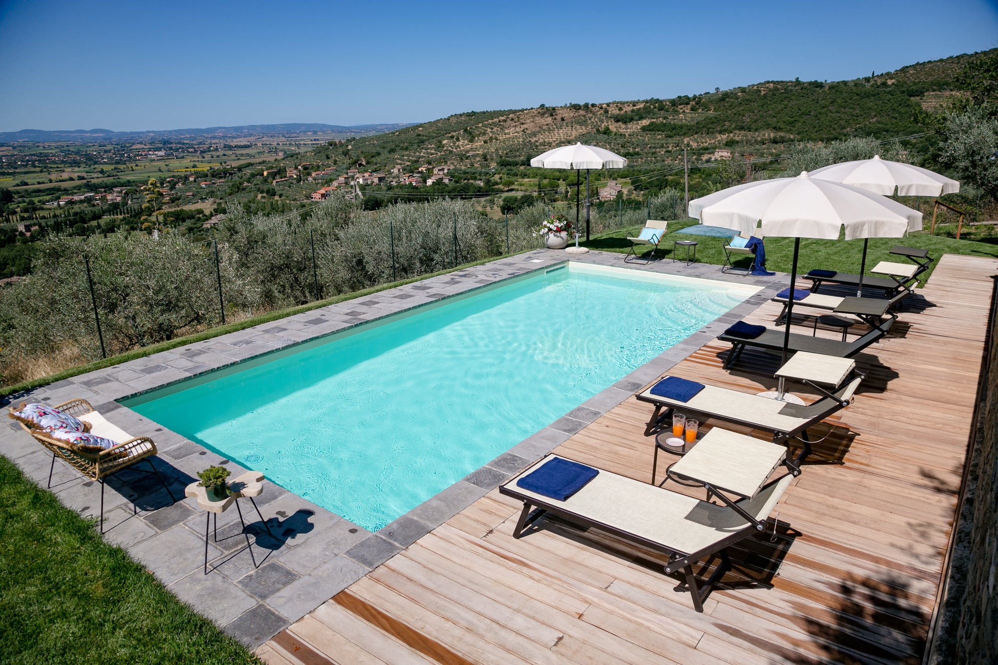 Luna - views onto Cortona - sleeps up to 8 ; 4 bedrooms