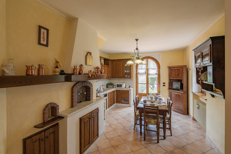 Luna - views onto Cortona - sleeps up to 8 ; 4 bedrooms
