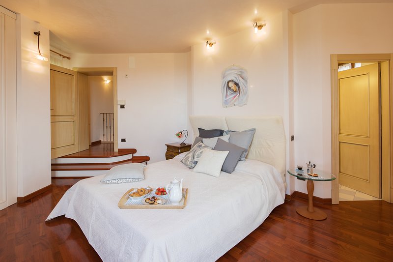 Luna - views onto Cortona - sleeps up to 8 ; 4 bedrooms