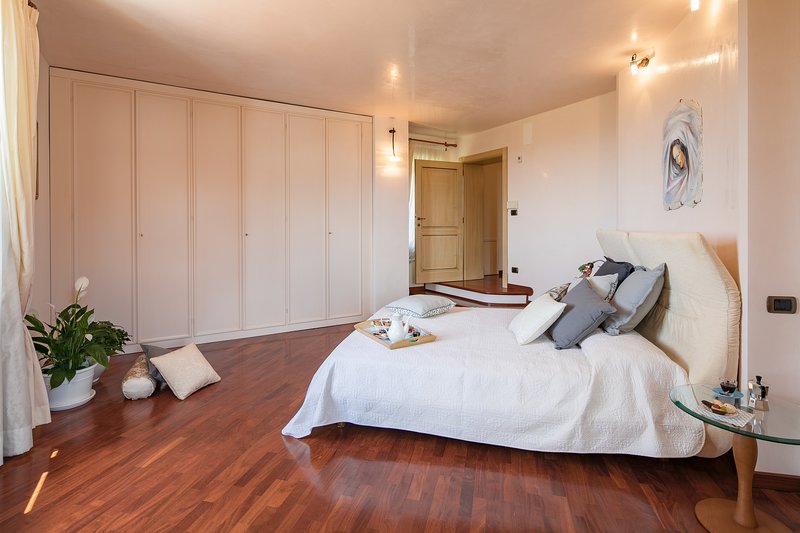 Luna - views onto Cortona - sleeps up to 8 ; 4 bedrooms