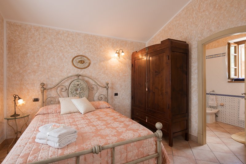 Luna - views onto Cortona - sleeps up to 8 ; 4 bedrooms