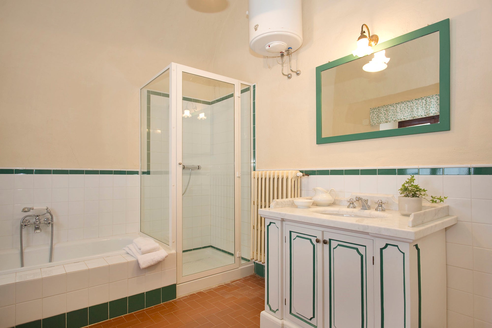 Montegemoli, Villa sleep up to 14, 7 bedrooms 4 bathrooms near bolghieri wine region,