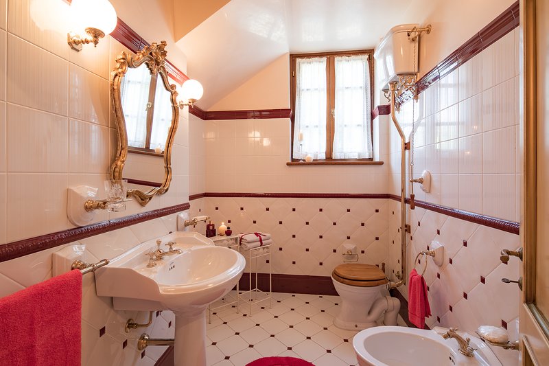 Luna - views onto Cortona - sleeps up to 8 ; 4 bedrooms
