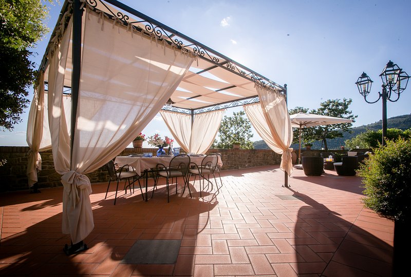 Luna - views onto Cortona - sleeps up to 8 ; 4 bedrooms