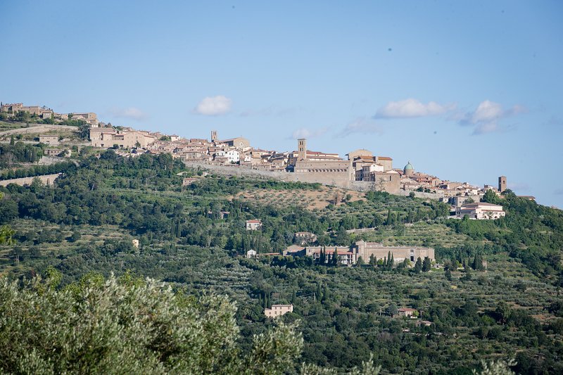 Luna - views onto Cortona - sleeps up to 8 ; 4 bedrooms