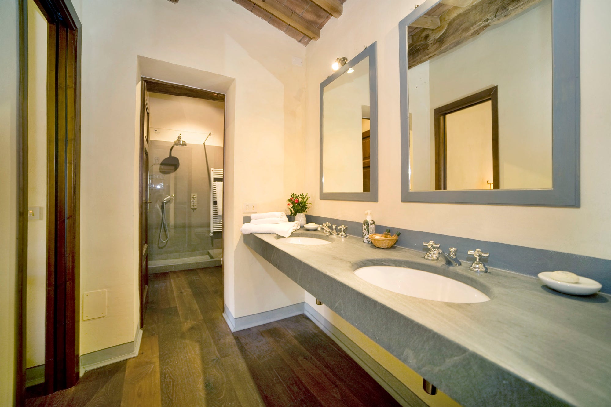 Montelopio - Tuscan villa sleeps up to 9, 5 bedrooms, 5 bathrooms
